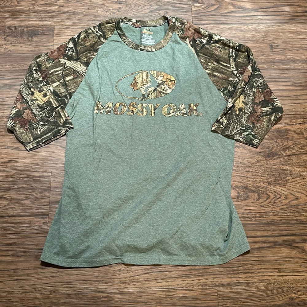 Women’s hunting camouflage camo mossy oak shirt. Size large